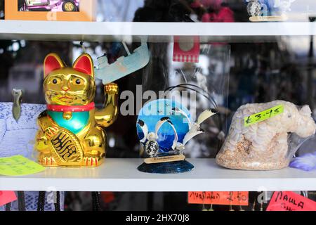 Città di mare, souvenir, gatto cinese ondeggiante Foto Stock