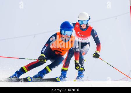 Pechino, Cina. 10th Mar 2022. Paralimpiadi, Para Alpine Sci, uomini, Slalom gigante, ipovedenti, 2nd correre al National Alpine Ski Centre: Neil Simpson (r) dalla Gran Bretagna e guidare Andrew Simpson in azione. Credit: Christoph Soeder/dpa/Alamy Live News Foto Stock