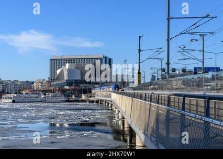 Stockholm Waterfront Congress Centre - il nuovo e suggestivo edificio sul moderno lungomare. Sparato da Gamla Stan. Riddarfjäden fiordo è congelato. Foto Stock