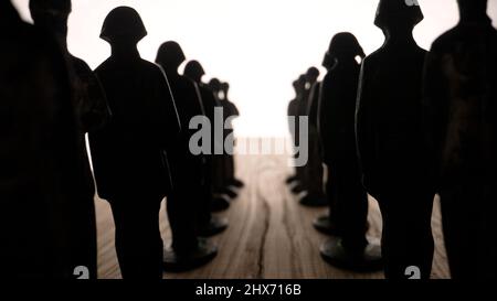 Soldati di stagno nelle file. Giocattolo stagno soldati in uniforme. Giocattoli vintage per bambini. Foto Stock