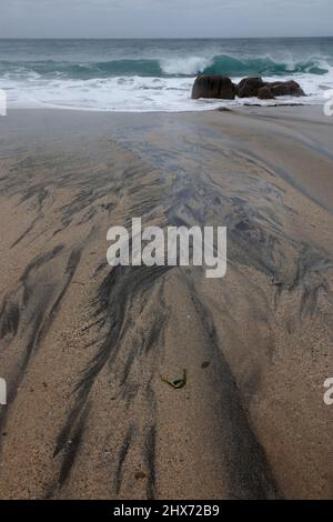 Motivi di sabbia sulla spiaggia a Portheras Cove, Cornovaglia, Inghilterra, Regno Unito Foto Stock