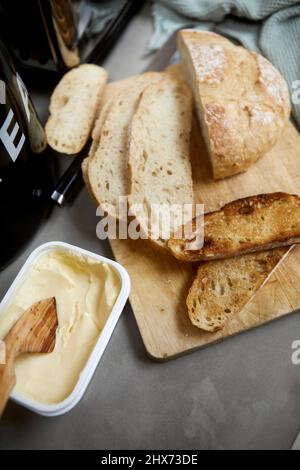 Fette di rottura su tavola di legno Foto Stock