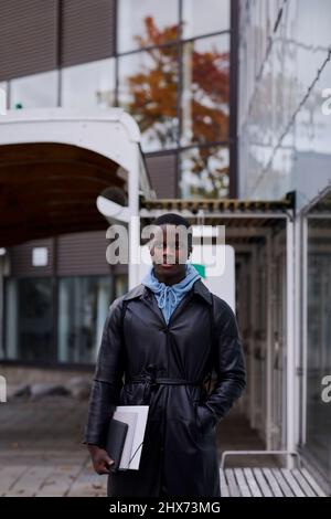 Giovane uomo di fronte all'edificio moderno Foto Stock