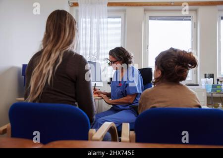 Madre e figlia con appuntamento medico Foto Stock