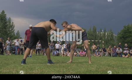 Odinsk, Russia - Giugno 29 2019: Buryat sport nazionale wrestling. Holiday sur Harban. Surkharban Naadam Sagaalgan Shagaa nuovo anno buddista, Naadim, Kosh-Agach. Buryat lotta, lotta, lotta. Foto Stock