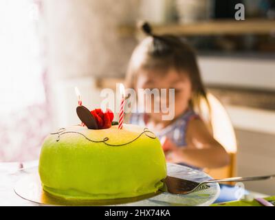Torta di compleanno, ragazza in background Foto Stock