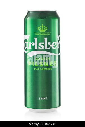 LONDRA,UK - FEBBRAIO 01,2022: Carlsberg birra lager originale dalla Danimarca su sfondo bianco.una pinta. Foto Stock