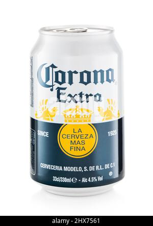 LONDRA,UK - FEBBRAIO 01,2022: Corona Extra Mexican birra lager in barattola di alluminio su bianco. Foto Stock