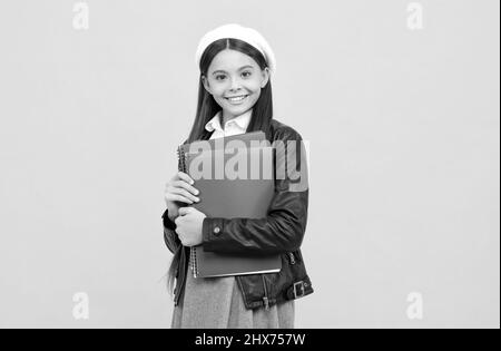 L'istruzione ti rende diverso. Felice scolari tenere libri. Torna a scuola. Istruzione scolastica Foto Stock