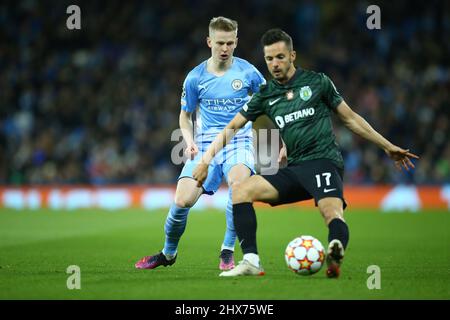 Manchester, Regno Unito. 09/03/2022, Oleksandr Zinchenko di Manchester City e Pablo Sarabia di Sporting Lisbon durante la partita di calcio Manchester City vs Sporting Lisbon, UEFA Champions League, Round of 16, LEG 2 of 2, Etihad Stadium, Manchester, UK. 9th marzo 2022. Credit: Michael Zemanek/Alamy Live News Foto Stock