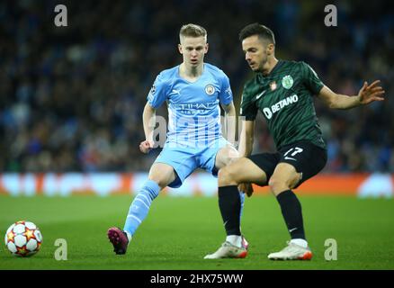 Manchester, Regno Unito. 09/03/2022, Oleksandr Zinchenko di Manchester City e Pablo Sarabia di Sporting Lisbon durante la partita di calcio Manchester City vs Sporting Lisbon, UEFA Champions League, Round of 16, LEG 2 of 2, Etihad Stadium, Manchester, UK. 9th marzo 2022. Credit: Michael Zemanek/Alamy Live News Foto Stock