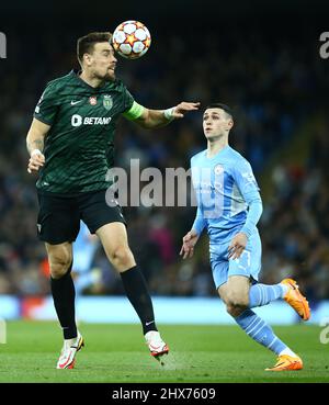 Manchester, Regno Unito. 09/03/2022, Sebastian Coates of Sporting Lisbon e Phil Foden of Manchester City durante la partita di calcio Manchester City vs Sporting Lisbon, UEFA Champions League, Round of 16, LEG 2 of 2, Etihad Stadium, Manchester, UK. 9th marzo 2022. Credit: Michael Zemanek/Alamy Live News Foto Stock