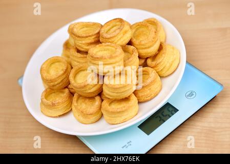 Un vol-au-vent è un piccolo contenitore cavo di pasta sfoglia Foto Stock