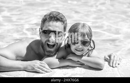 daddy con ragazzo in centro benessere. weekend estivo in famiglia. Foto Stock