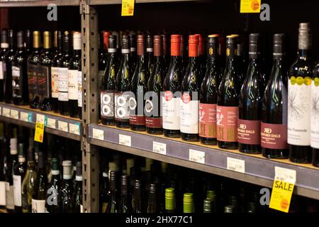 I prezzi del vino si vedono sugli scaffali di un supermercato Wholefoods. I prezzi dei prodotti alimentari, tra gli altri costi di vita, si dice che aumentino nei mesi successivi Foto Stock