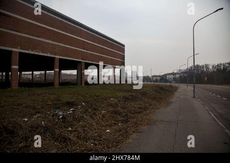 Magazzino abbandonato in campagna in una giornata nuvolosa Foto Stock