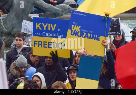 Londra, Regno Unito. 5th marzo 2022. I manifestanti hanno cartelloni a sostegno di Kyiv e Ucraina. Migliaia di persone si sono riunite in Trafalgar Square per l'undicesimo giorno di proteste, mentre l'attacco russo contro l'Ucraina continua. Foto Stock