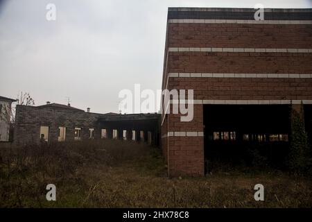Magazzino abbandonato in campagna in una giornata nuvolosa Foto Stock