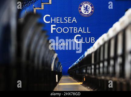 Foto di archivio datata 08-05-2019 di una vista tra i posti a sedere nel Shed End a Stamford Bridge. Roman Abramovich è stato sanzionato dal governo del Regno Unito, congelando la vendita pianificata di Chelsea da parte del miliardario russo-israeliano. A Chelsea verrà concessa una licenza speciale per continuare l'attività, ma la vendita del club Stamford Bridge è ora in sospeso. Data di emissione: Giovedì 10 marzo 2022. Foto Stock