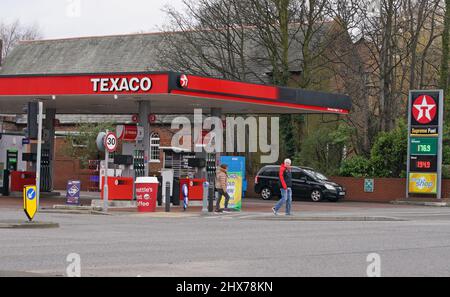 Un cartello che mostra i prezzi della benzina senza piombo a 176,9 p per litro e i prezzi del diesel a 194,9p per litro presso un distributore di benzina Texaco su New Chester Road a Brombrough, Wirral. Data foto: Giovedì 10 marzo 2022. Foto Stock