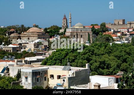Vista sulle Torri del castello antico bizantino o Torre dell'Orologio e minareto nella moschea di Suleiman nella città vecchia di Rodi, in Grecia Foto Stock