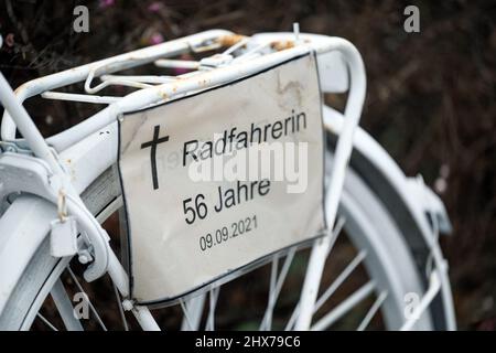 Stoccarda, Germania. 25th Feb 2022. Una bicicletta dipinta di bianco, la cosiddetta "moto fantasma", si trova sul luogo di un incidente in cui una ciclista femminile è stata uccisa in un incidente con un'auto. Credit: Marijan Murat/dpa/Alamy Live News Foto Stock