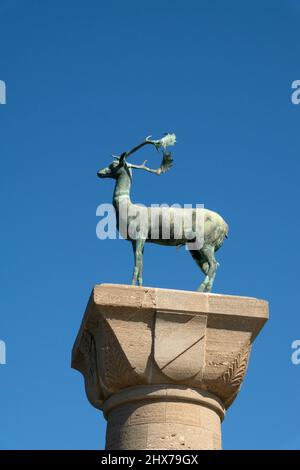 Rodi, Grecia - 28 Settembre 2021, Statua del porto di Mandraki cervo nella città di Rodi, Greeece Foto Stock