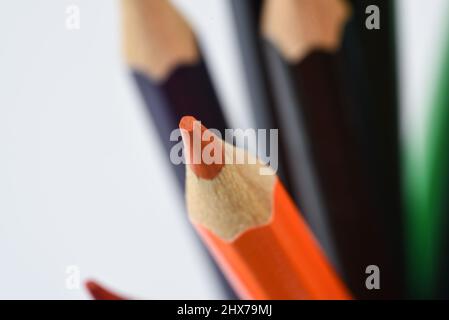 Paesi Bassi, febbraio 2022. Matite a colori su sfondo bianco. Foto di alta qualità. Primo piano. Foto Stock