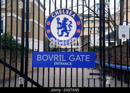 L'ingresso del Bovril Gate a Stamford Bridge, sede del Chelsea FC, Londra. Roman Abramovich è stato sanzionato dal governo del Regno Unito, congelando la vendita pianificata di Chelsea da parte del miliardario russo-israeliano. I 55 anni hanno messo in vendita Chelsea il 2 marzo dopo la continua invasione dell’Ucraina da parte della Russia. Data foto: Giovedì 10 marzo 2022. Foto Stock