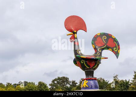 Scultura del celebre artista portoghese Joana Vasconcelos Pop Galo - Pop Rooster 2016 come esposto in YSP. Foto Stock