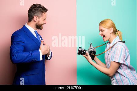 Bel uomo d'affari in posa macchina fotografica. Bel colpo. Fama e successo. Un uomo d'affari può godersi un momento da star. Fotografo fotografando un uomo d'affari di successo Foto Stock