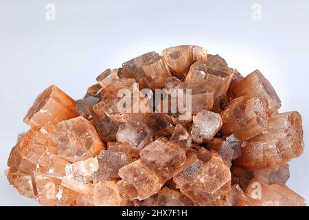 Cristalli di aragonite da Taouz ares Marocco. L'aragonite è un minerale di carbonato, una delle tre più comuni forme cristalline naturali di Calc Foto Stock