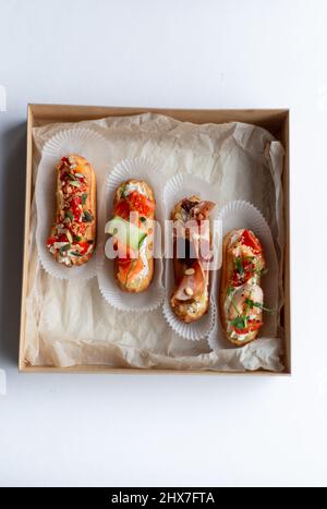 Eclairs con salmone, verdure fresche ed erbe aromatiche, spuntini gourmet. Foto Stock