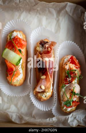 Eclairs con salmone, verdure fresche ed erbe aromatiche, spuntini gourmet. Foto Stock