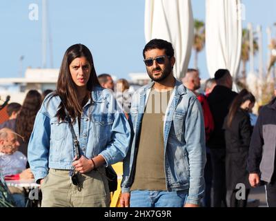ASHKELON, ISRAELE - 04 MARZO 2022: Una donna e un uomo stanno camminando insieme. Una giovane famiglia a piedi. Foto Stock