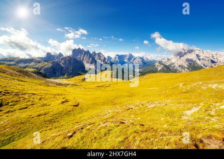 Ottima vista del Cadini di Misurina gamma, il Cristallo e il Sorapis gruppo nel Parco Nazionale di Tre Cime di Lavaredo. Dolomiti Alto Adige Südtirol. Ubicazione Auronz Foto Stock