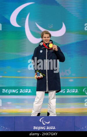 Pechino, Hebei, Cina. 10th Mar 2022. Il finlandese Skiier Santeri Kiiveri presenta la sua medaglia d'oro nella Slalom gigante maschile alla Paralimpiadi invernali di Pechino 2022, 10 marzo 2022. (Credit Image: © Mark Edward Harris/ZUMA Press Wire) Foto Stock