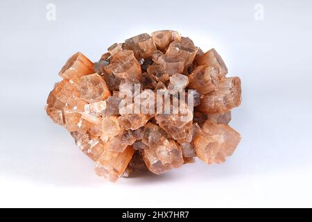 Cristalli di aragonite da Taouz ares Marocco. L'aragonite è un minerale di carbonato, una delle tre più comuni forme cristalline naturali di Calc Foto Stock
