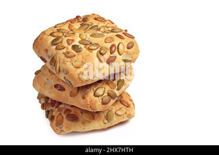 Cuccette con semi di zucca su sfondo bianco da vicino. Spazio di copia Foto Stock