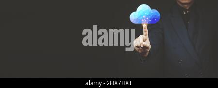 Close up di imprenditore tenendo immagine digitale del cervello di Palm Foto Stock