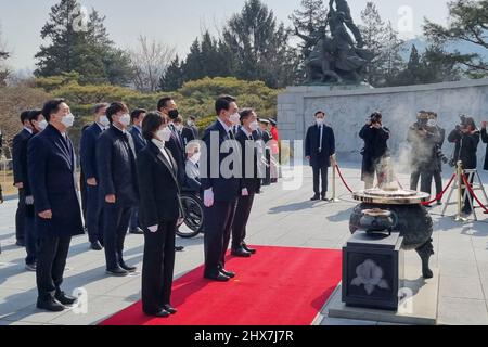 Seul, Corea del Sud. 10th Mar 2022. Marzo 10, 2022-Seoul, Corea del Sud-in questa foto sono fornite le foto della piscina. Il Presidente eletto Yoon Suk-yeol rende omaggio ai martiri patriottici sudcoreani e ai morti di guerra nel cimitero nazionale di Seoul il 10 marzo 2022, dopo la sua vittoria nelle elezioni presidenziali all'inizio della giornata. (Credit Image: © Pool via ZUMA Press Wire) Foto Stock