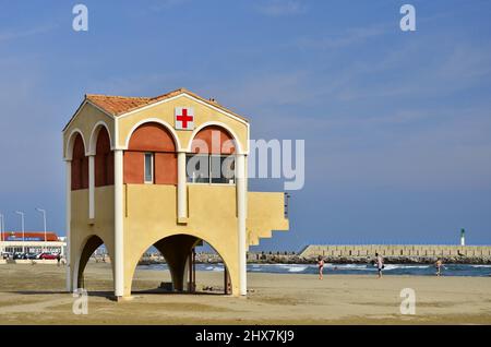 Poste de secours (stazione di pronto soccorso) sulla spiaggia di Port-la-Nouvelle, regione dell'Occitanie nel sud della Francia. Foto Stock