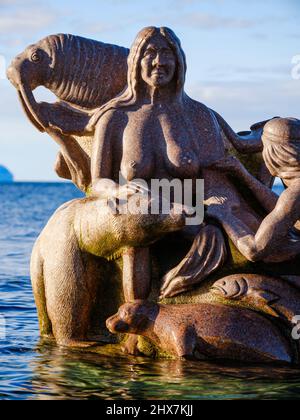 Madre del mare, Sassuma Arnaa - una figura leggendaria nella cultura Inuit. Sculpure di Christian Rosing nel porto coloniale Nuuk la capitale di Green Foto Stock