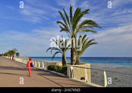 Costa mediterranea, passerella lastricata a Bordighera Liguria Italia. Foto Stock