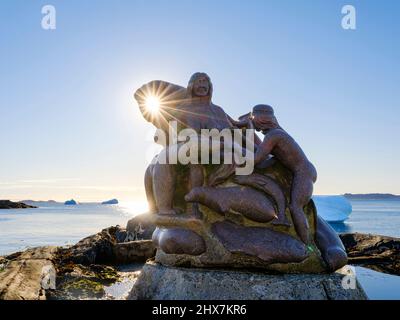 Madre del mare, Sassuma Arnaa - una figura leggendaria nella cultura Inuit. Sculpure di Christian Rosing nel porto coloniale Nuuk la capitale di Green Foto Stock
