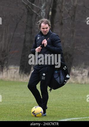 Oriam Sports Centre Edinburgh.Scotland.UK. 10th marzo 22 il direttore di Hearts Robbie NeilsonTraining Session per la Scottish Cup Tie vs St Mirren. Credit: eric mccowat/Alamy Live News Foto Stock