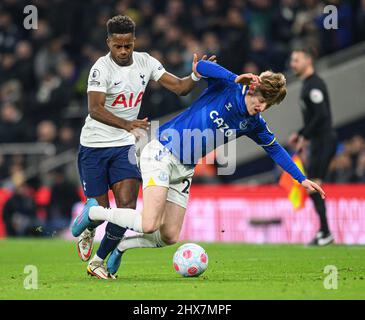 07 marzo 2022 - Tottenham Hotspur v Everton - Premier League Tottenham Hotspur's Ryan Sessegnon batte con Anthony Gordon Foto Stock