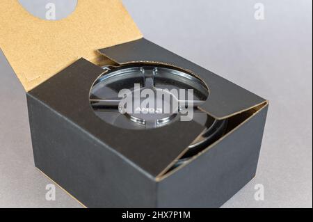 Il nuovo refrigerante della CPU AMD è in scatola di cartone nera. Advanced Micro Devices, Inc. AMD è una multinazionale americana di semiconduttori con sede a Santa Clara Foto Stock