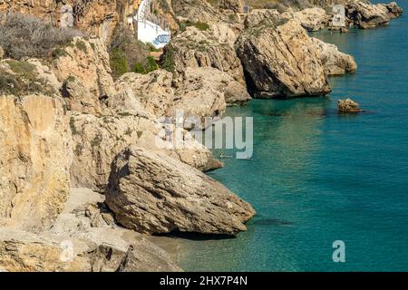 Felsen an der Küste von Nerja, Costa del Sol, Andalusia, Spagna | Costa rocciosa a Nerja, Costa del Solar, Andalusia, Spagna Foto Stock