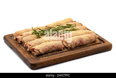 Schnitzel di manzo isolato su sfondo bianco. Delizioso schnitzel di carne cruda preparato con pangrattato e sesamo bianco Foto Stock